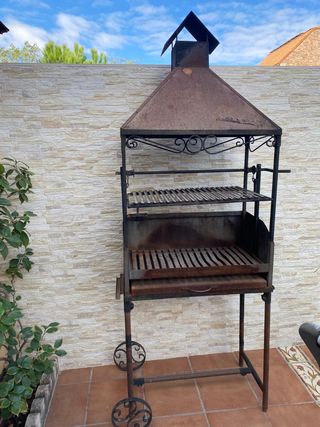 Barbacoa de metal negra y marrón