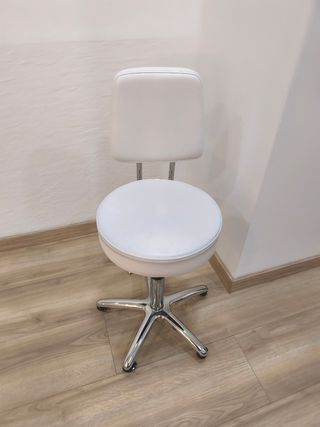 Taburete con ruedas y respaldo