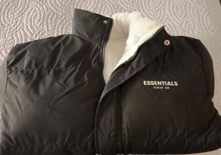 Abrigo Essentials Negro con Forro Blanco