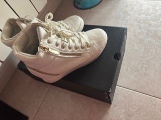 Botas blancas con detalles dorados