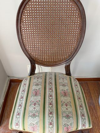 Sillas de madera antiguas con respaldo de rejilla