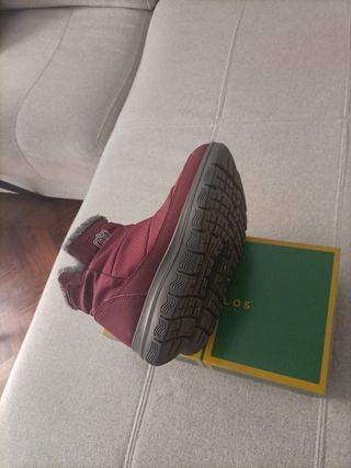Botines de mujer rojos y grises