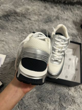Zapatillas Chanel Plata y Blanco