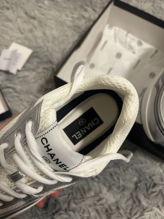 Zapatillas Chanel Plata y Blanco