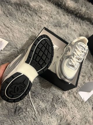 Zapatillas Chanel Plata y Blanco