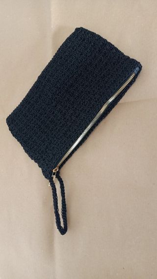 Pochette uncinetto nera con zip dorata