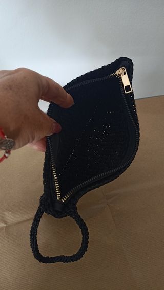 Pochette uncinetto nera con zip dorata