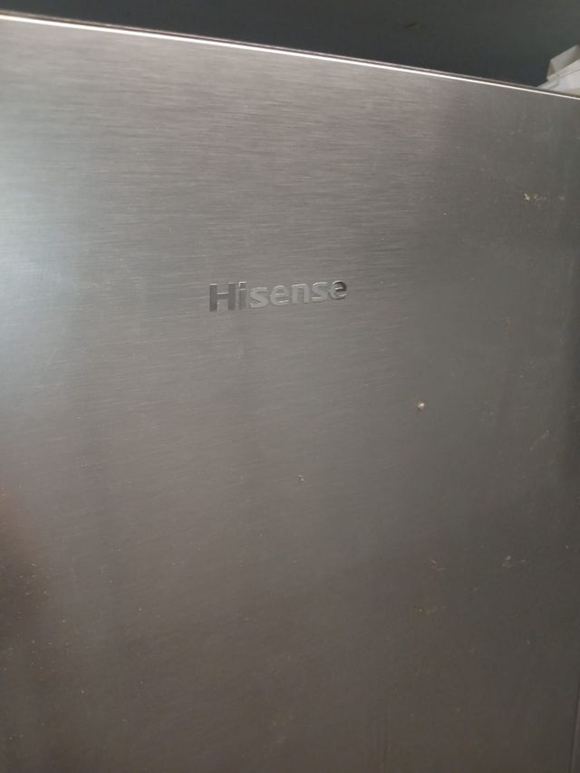 Nevera Hisense plateada con transporte