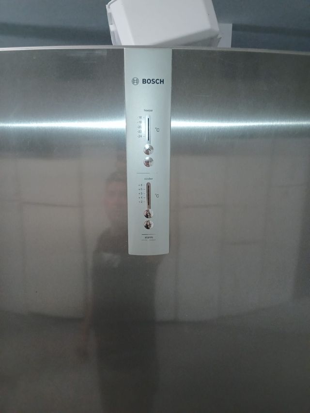 Nevera Hisense plateada con transporte