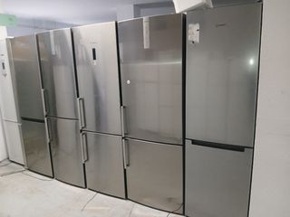 Nevera Hisense plateada con transporte