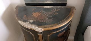 Cómoda asiática negra y dorada