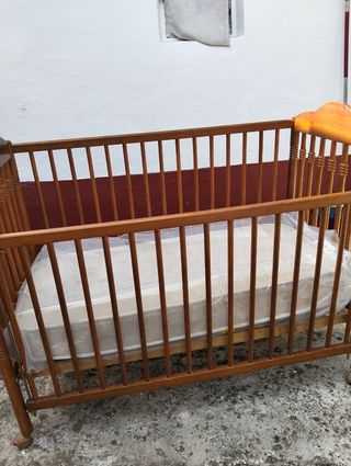 Cuna de madera con colchón Sabanas y cubertor