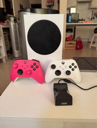 Xbox Series S con dos mandos