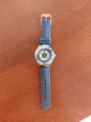 Reloj analógico azul y plateado
