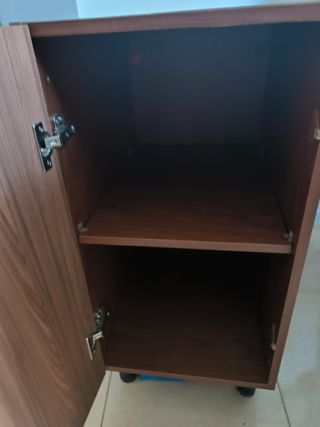 Mueble de madera marrón