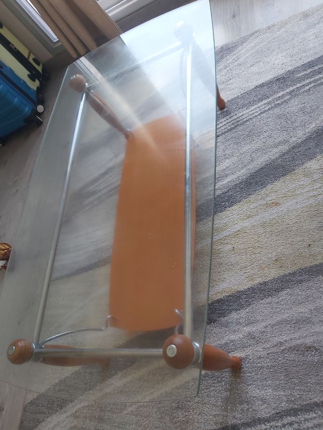 Mesa de comedor de cristal y madera