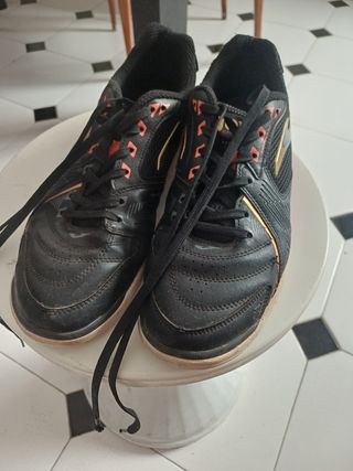 Tenis negros y dorados