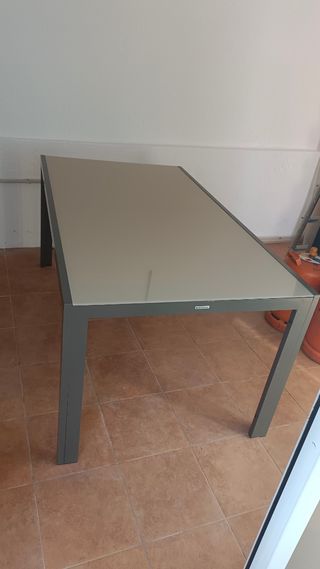 mesa  exterior aluminio y  cristal.
