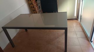 mesa  exterior aluminio y  cristal.