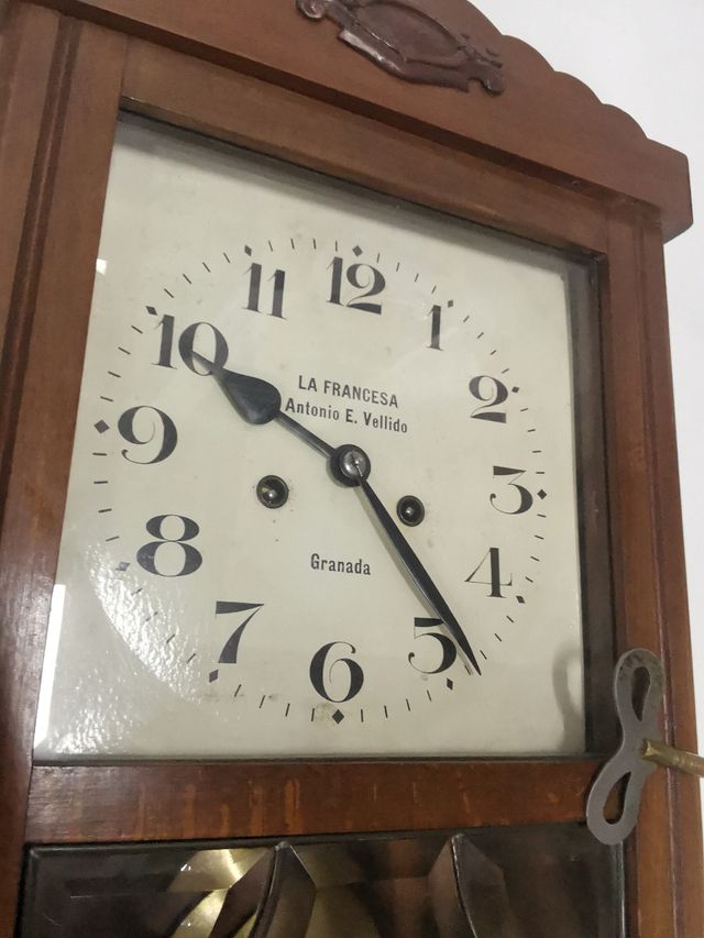 Impecable reloj de péndulo con sonría. 50's