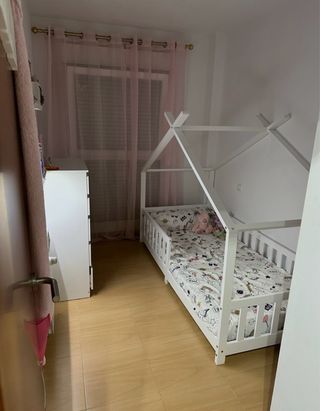 Cama infantil de madera blanca 
