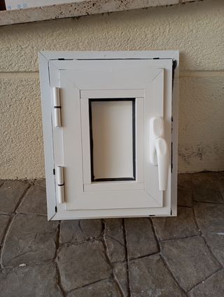 Ventana aluminio blanca con manilla