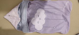 Saco de bebé morado con estrellas