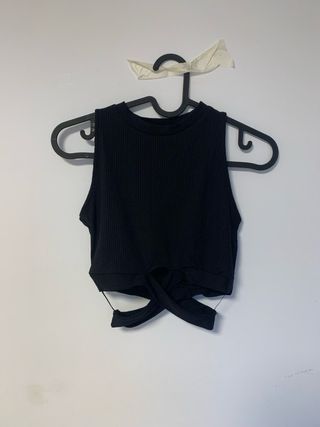 Top negro cruzado Bershka
