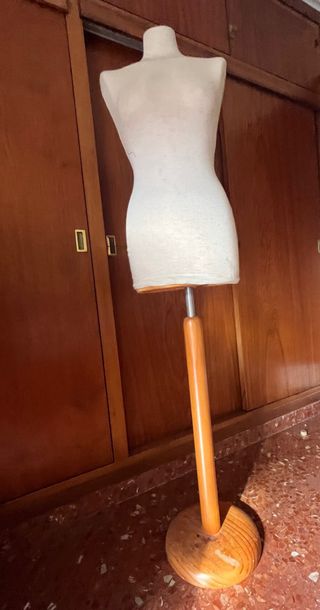 Maniquí de costura blanco con pie de madera