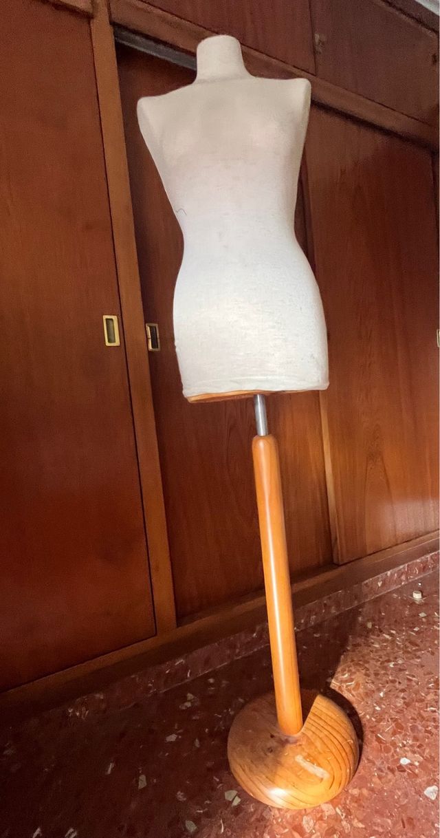 Maniquí de costura blanco con pie de madera