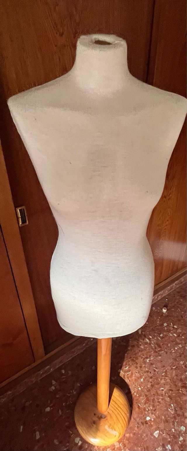 Maniquí de costura blanco con pie de madera