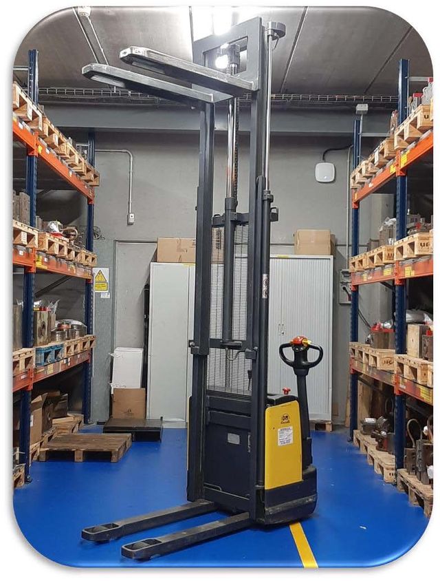 Apilador eléctrico Komatsu 600 kg 3500mm