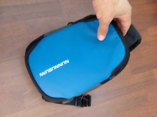 Bandolera NUNNUBURN azul y negra sin usar