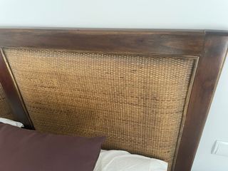 Cabecero de madera y ratán