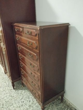 Cómoda de madera marrón