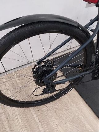 Bicicleta eléctrica trekking cuadro bajo Riverside 100 E