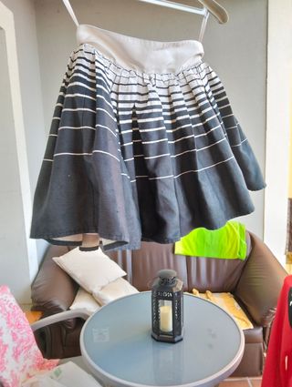 Falda con rayas blancas y negras