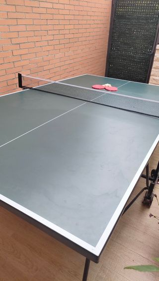 Mesa de ping pong plegable con red y paletas