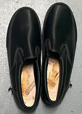 Zapatos negros microperforados con cremallera
