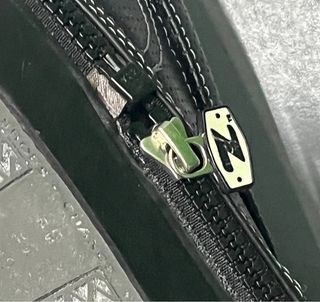 Zapatos negros microperforados con cremallera