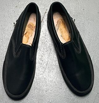 Zapatos negros microperforados con cremallera