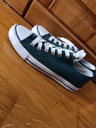 Zapatillas Converse estilo verde y blanco