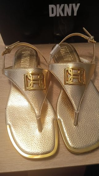 Sandalias doradas DKNY