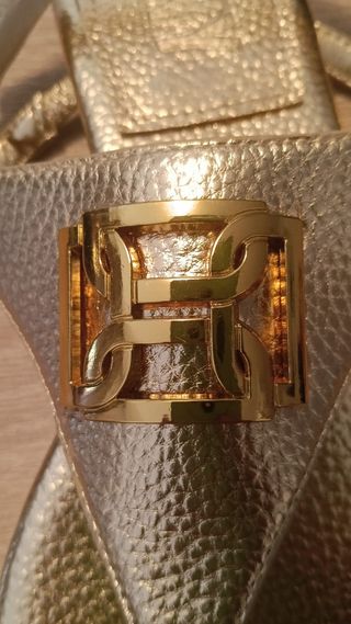 Sandalias doradas DKNY