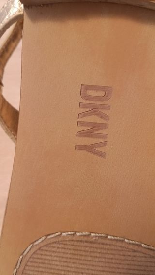 Sandalias doradas DKNY