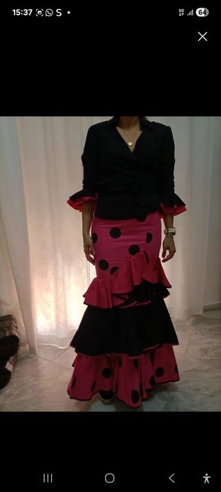 Falda flamenca fucsia lunares negros talla 38.