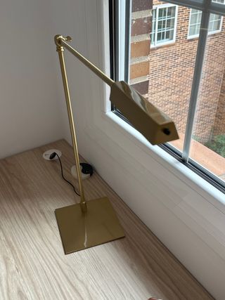 Lámpara de escritorio SKLUM dorada