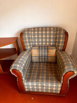 Sofás,camas y cómoda de madera