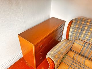 Sofás,camas y cómoda de madera