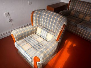 Sofás,camas y cómoda de madera